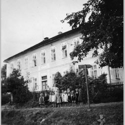 Mířkov - Obecná škola s Mateřskou školou - srpen 1942